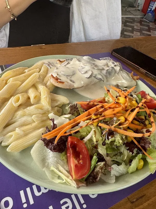 Matchless Burger Makarna Salata