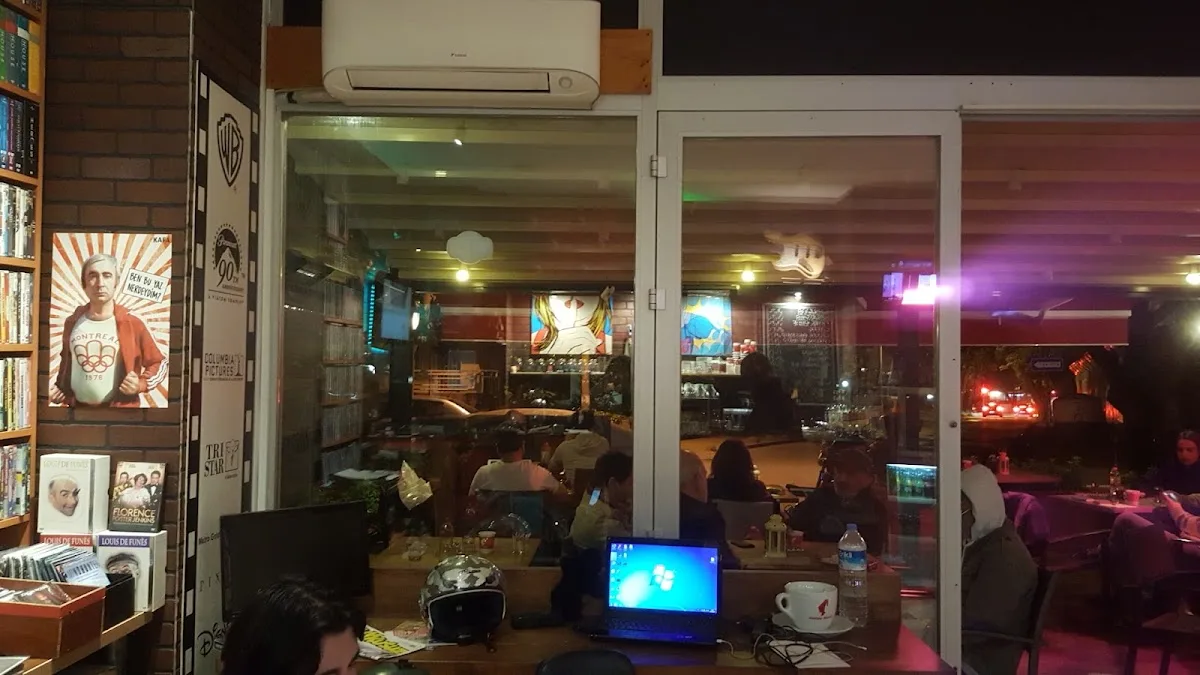 mojo movie cafe