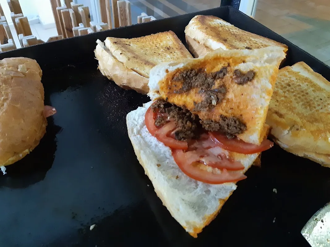 Kadirli sucuk ekmek Mustafa'nın yeri