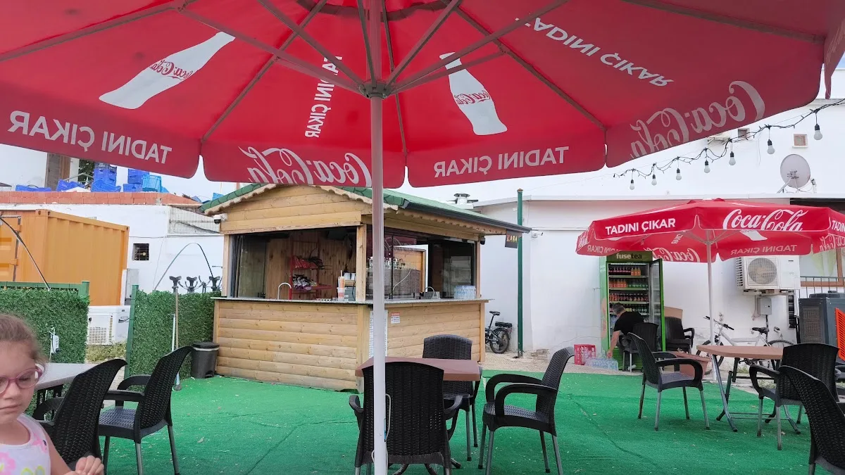 Ağaç altı cafe