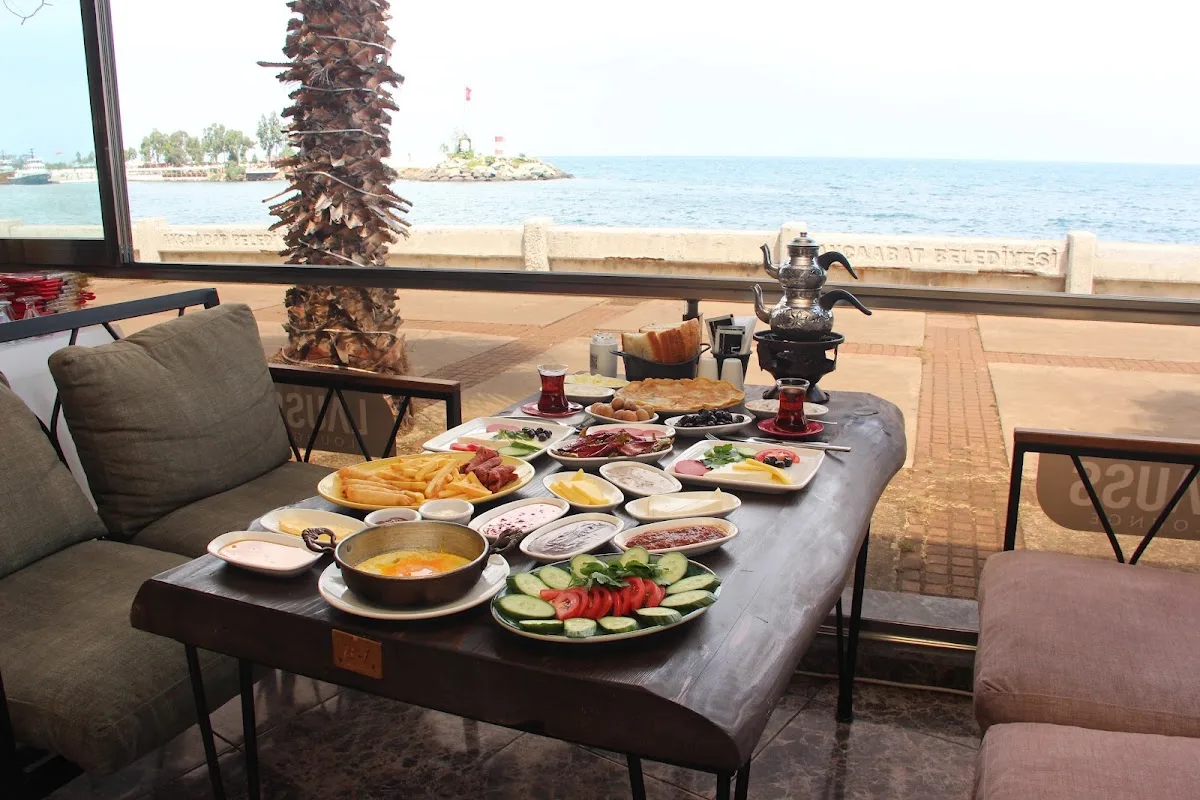 LAUSS Cafe & Lounge