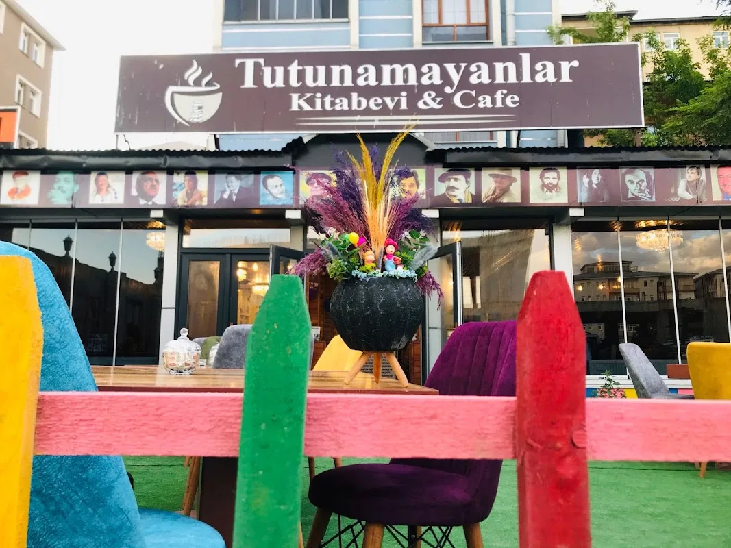 Tutunamayanlar Kitabevi & Kafe
