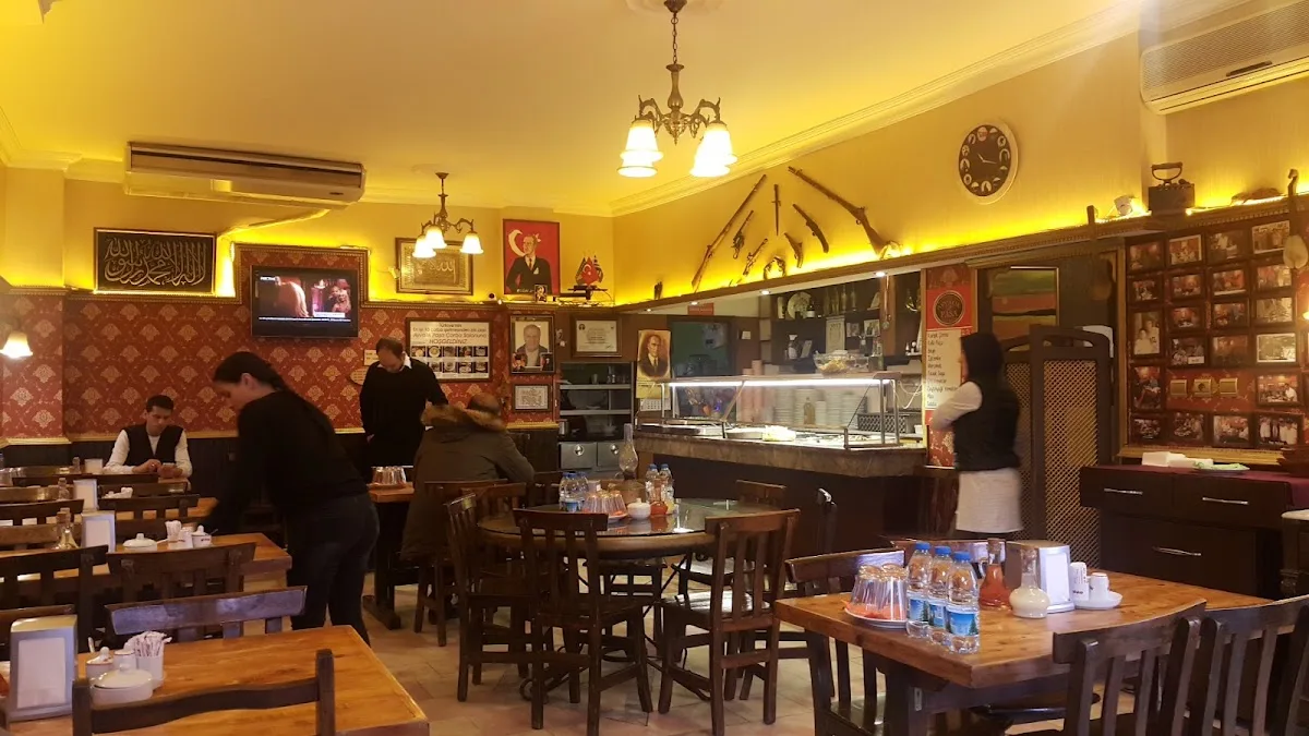 Ayvalık Paşa Çorba ve zeytinyagli ev yemekleri salonu