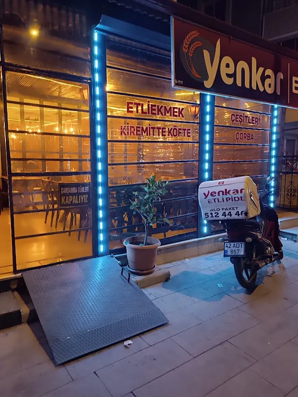 YENKAR Etli Ekmek Ve Kiremitte Köfte