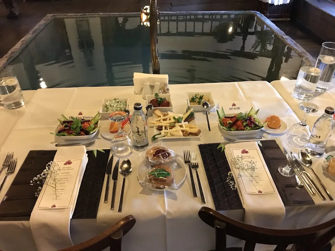 Tarihi Havuzlu Köşk Alkolsüz Restaurant ( Kuyu Kebabı Kahvaltı )