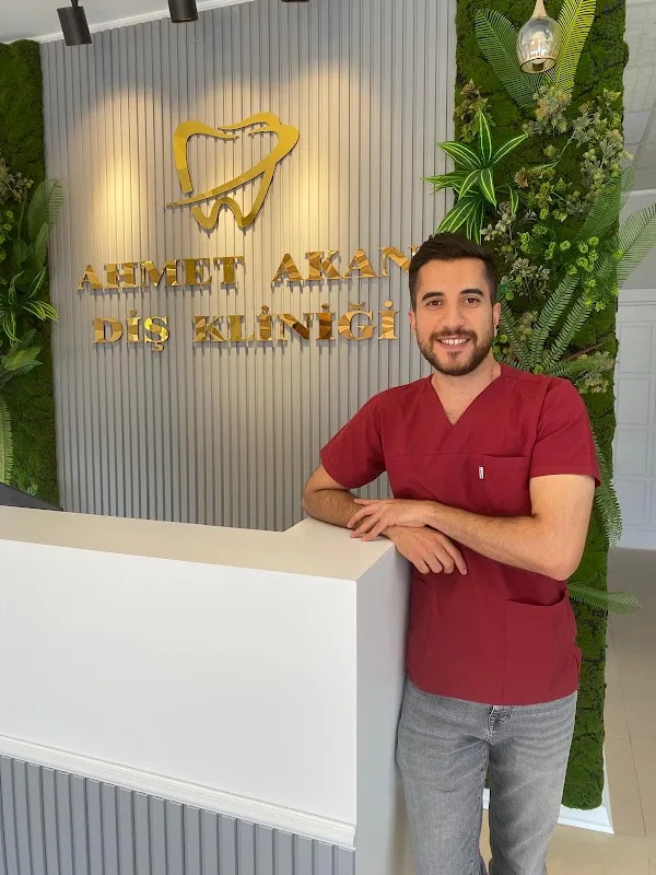 Dt. Ahmet Akan, Diş Hekimi