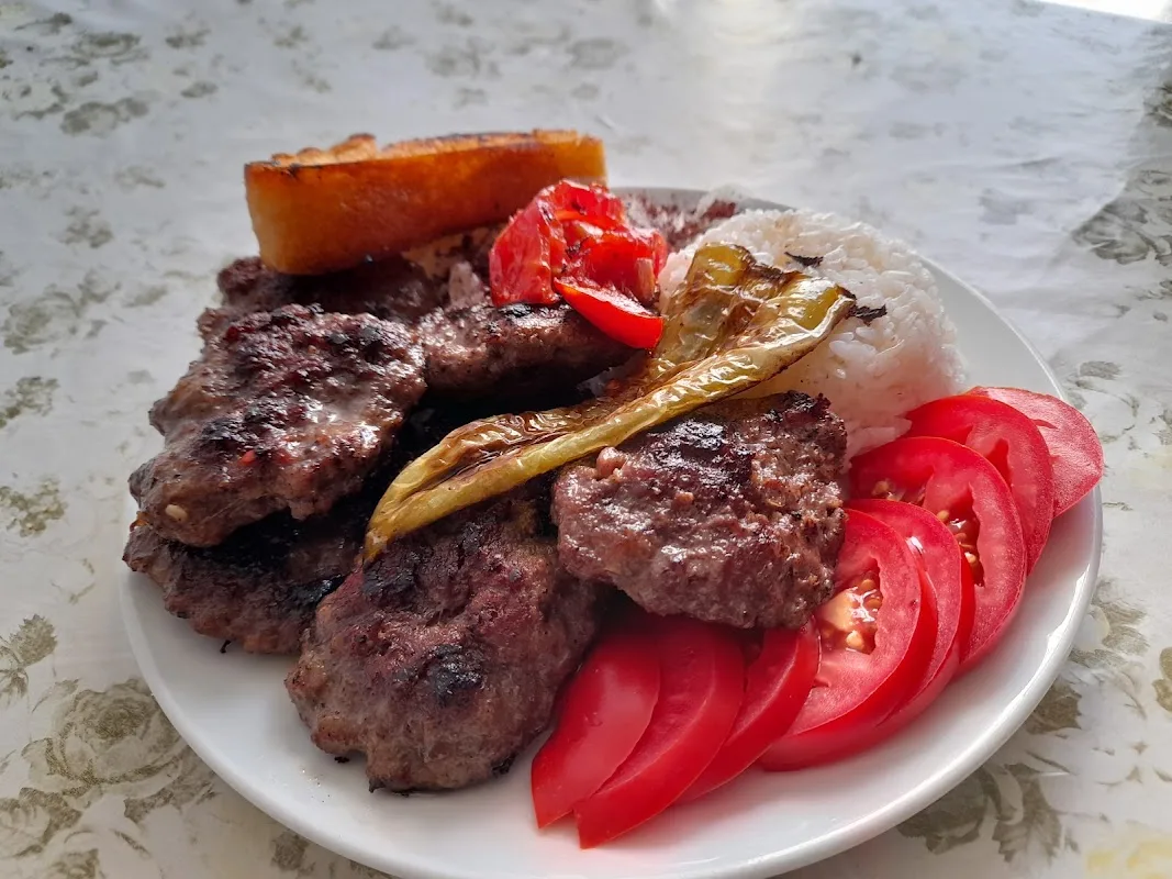 Kızıl Elma Çay Bahçesi Restaurant Otopark
