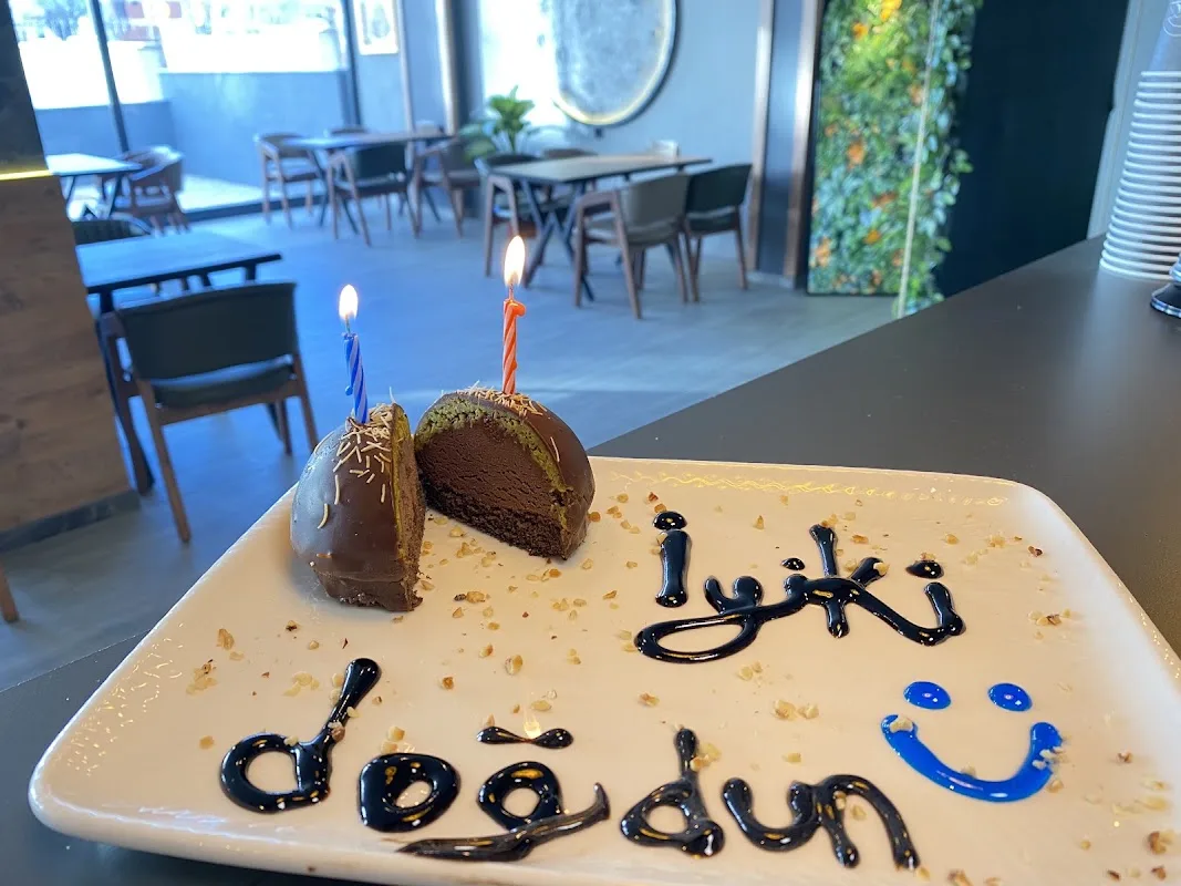 4 MOON CAFE