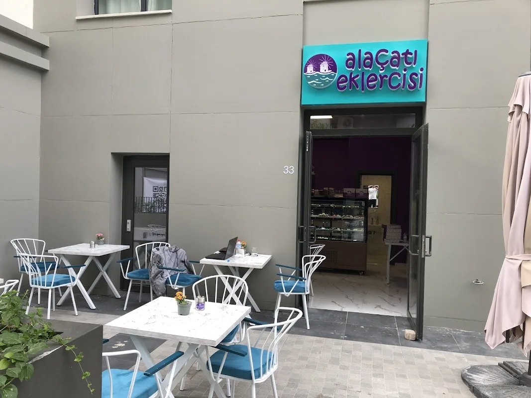 Alaçatı Eklercisi Bayraklı