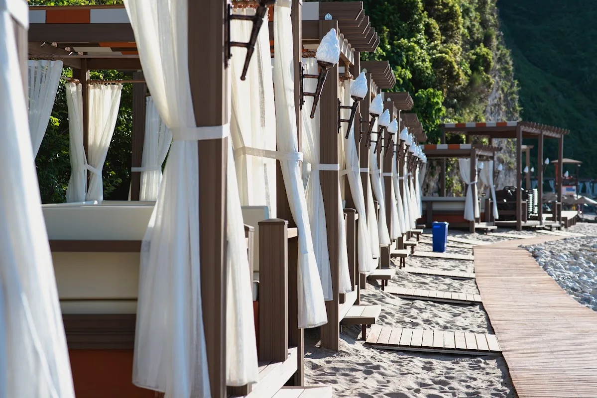 Peacock Beach & Hotel