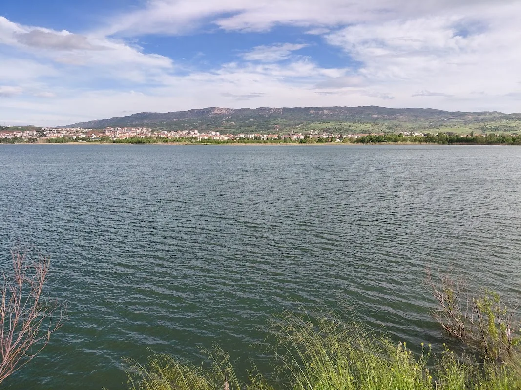 Göl kenarında bir park (Deprem sonrası)