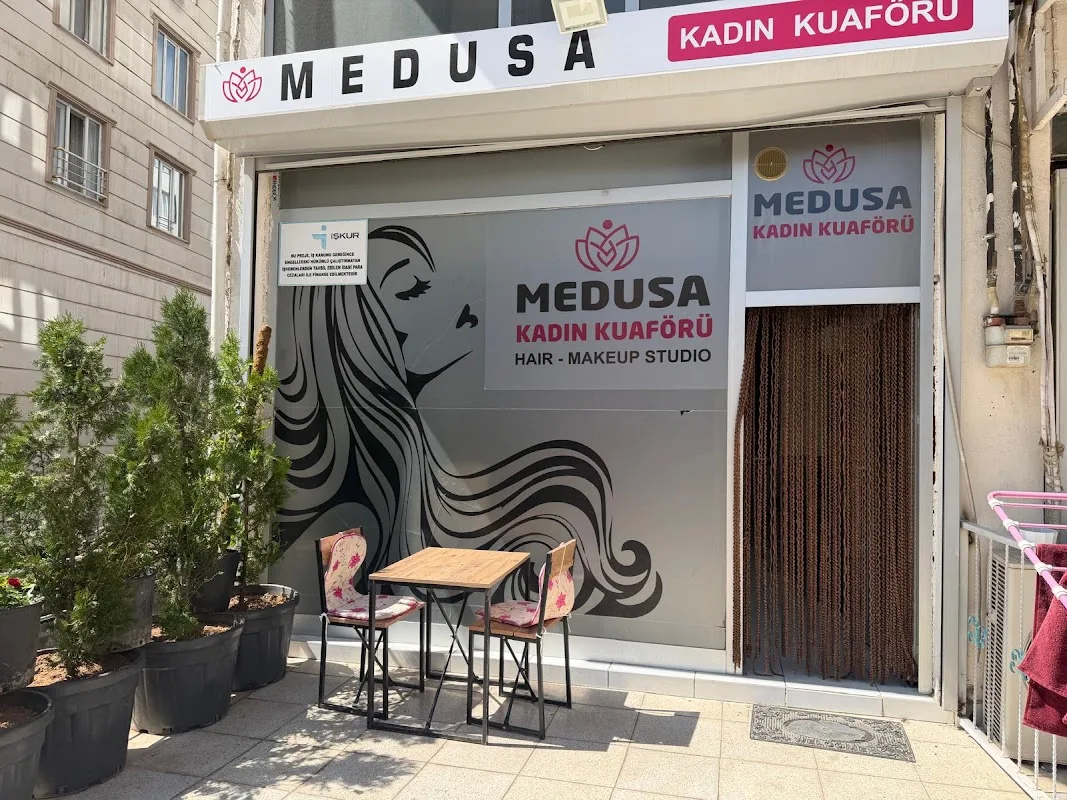 Medusa bayan kuaförü